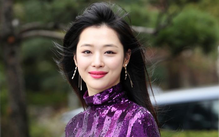 Nữ ca sĩ nghẹn ngào kể lại cuộc gọi cuối với Sulli, người hâm mộ đau lòng