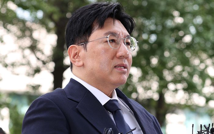 Bang Si Hyuk bị xem xét tái xin lệnh bắt giữ vì nghi án thu lợi hàng nghìn tỷ