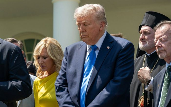 Từ Giáo hoàng đến James Bond: Loạt ảnh AI của ông Trump tiếp tục gây phản ứng trái chiều