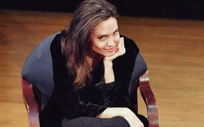 Hai bức ảnh chứng minh sức hút của 'nữ minh tinh hàng đầu Hollywood' Angelina Jolie