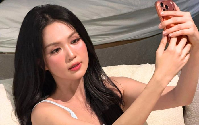 Ngọc Trinh khoe trọn body 'bỏng mắt' với áo dây, quần ngắn