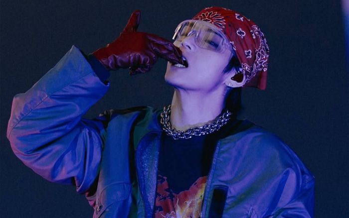 V bị bạn thân vạch áo trên sân khấu concert BTS, để lộ chi tiết gây xôn xao