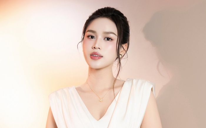 Hoa hậu Đỗ Thị Hà tăng 5kg sau khi cưới chồng