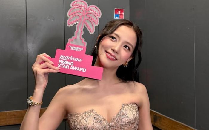 Jisoo (BLACKPINK) khoe ảnh rạng rỡ ở hậu trường lễ trao giải Cannes