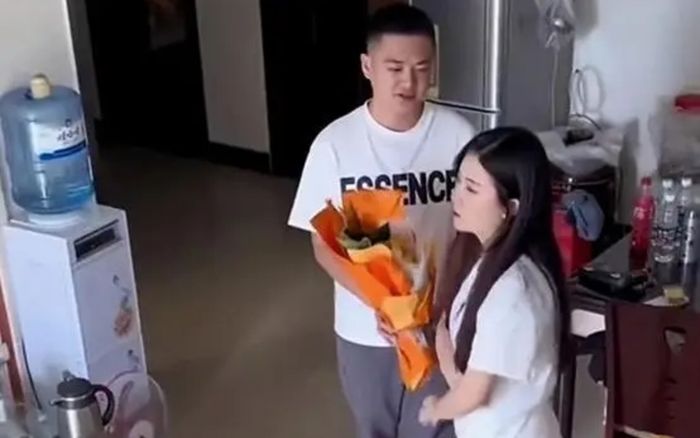 Chồng cũ tìm đến nhà đòi tái hôn rồi bị vợ xua đuổi, cái kết khiến ai cũng bất ngờ