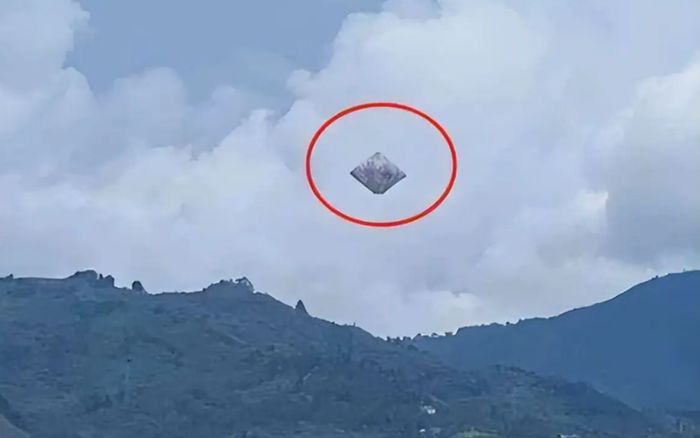 Vật lạ bay lơ lửng trên trời suốt 1 tiếng đồng hồ, cảnh tượng gây xôn xao