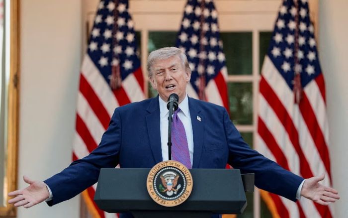 Tổng thống Donald Trump ký sắc lệnh nhằm ngăn chặn các hoạt động tài chính bất hợp pháp