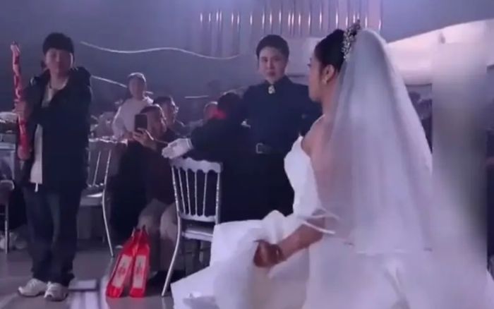 Bà lão bất ngờ lao ra giữa lúc cô dâu tiến vào lễ đường, phản ứng của quản gia gây chú ý