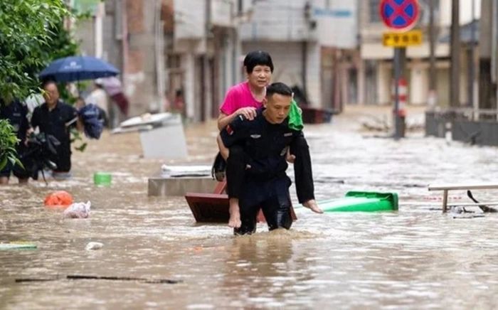 Mưa lớn kéo dài từ Bắc vào Nam, cảnh báo ngập úng ở vùng trũng thấp
