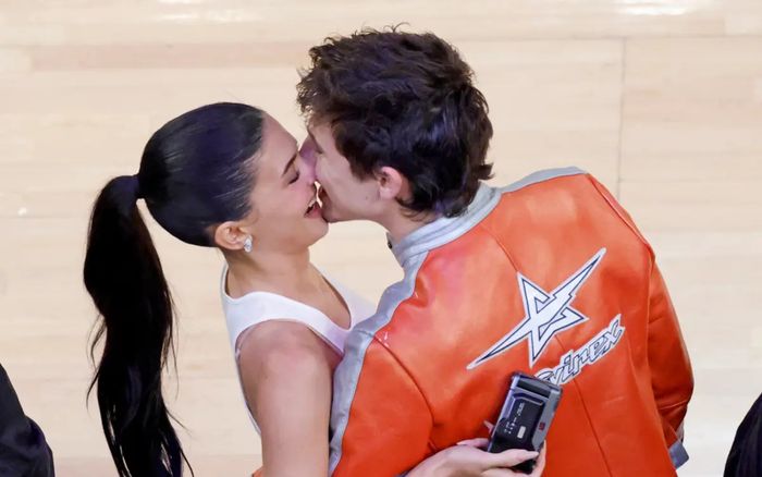 Người mẫu Kylie Jenner công khai 'thả thính' bạn trai Timothée Chalamet trên mạng xã hội