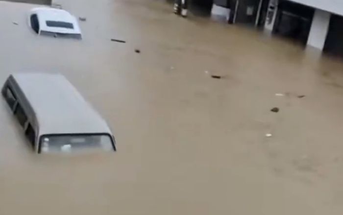 Kinh hoàng mưa lũ ở Trung Quốc: Nước dâng cao vượt mặt cầu, nhiều người mất tích trong đêm