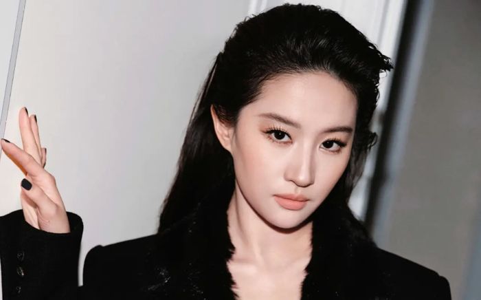 Lưu Diệc Phi khoe khí chất sang trọng trong bộ ảnh mới, thần thái cuốn hút ở tuổi U40