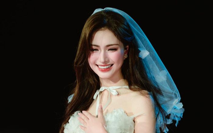 Hòa Minzy ấn định ngày đặc biệt sau khi thức đến 1 giờ sáng