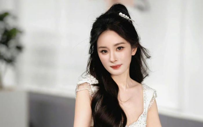 Dương Mịch tung ảnh đời thường 'hack tuổi' trẻ như gái đôi mươi