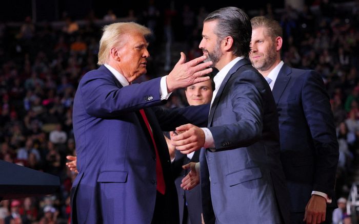Ông Donald Trump có thể không dự đám cưới con trai