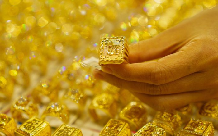 Tin tài chính hôm nay 22/5: Vàng giảm mạnh, USD neo cao