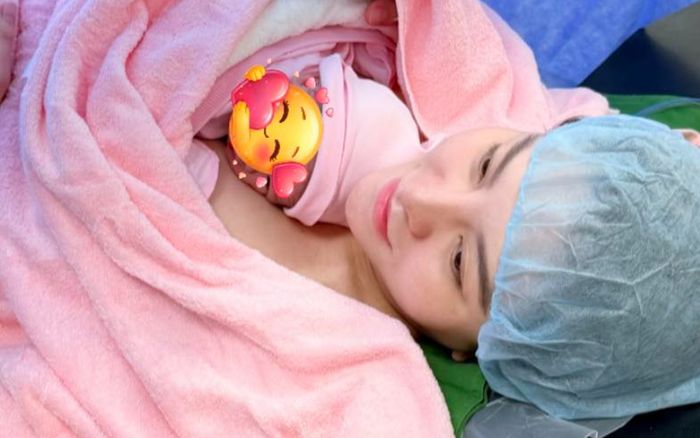 Hồ Việt Trung và Saka Trương Tuyền đón con gái 2,8kg chào đời