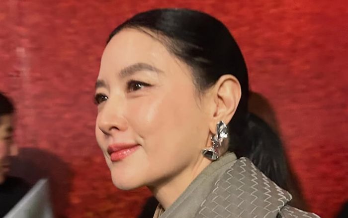 Khó tin về 'quốc bảo nhan sắc' Lee Young Ae ở tuổi U60