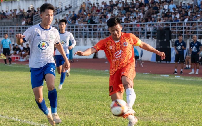 CLB Quảng Ngãi hâm nóng cuộc chiến thăng hạng với 8.000 khán giả