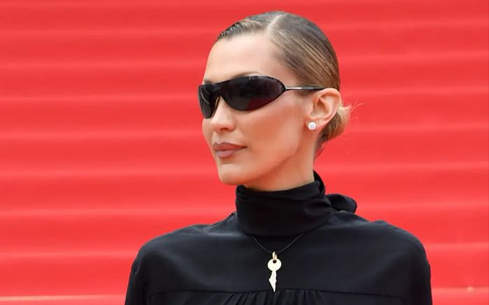 Ý nghĩa đằng sau chiếc vòng cổ của siêu mẫu Bella Hadid tại Cannes 2026