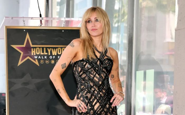 Miley Cyrus diện váy xuyên thấu tại lễ nhận sao trên Đại lộ Danh vọng Hollywood