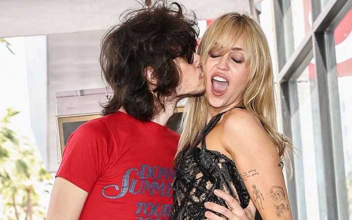 Miley Cyrus vướng nghi vấn bí mật kết hôn