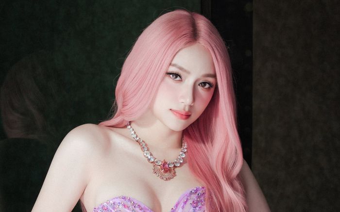 Chiêu trò của Hoa hậu Hương Giang sau 1 tuần thi Miss Grand