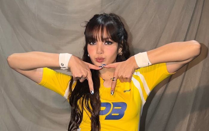 Lisa (BLACKPINK) quyến rũ ở hậu trường quay MV cổ vũ World Cup 2026