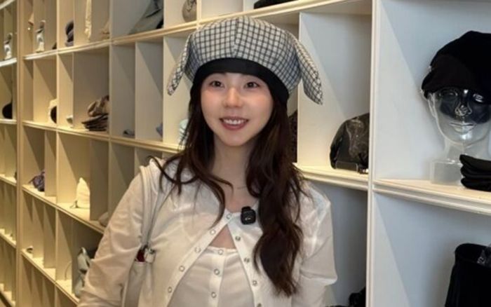 Nữ diễn viên Ahn So Hee khoe vẻ đẹp trẻ trung khi dạo phố