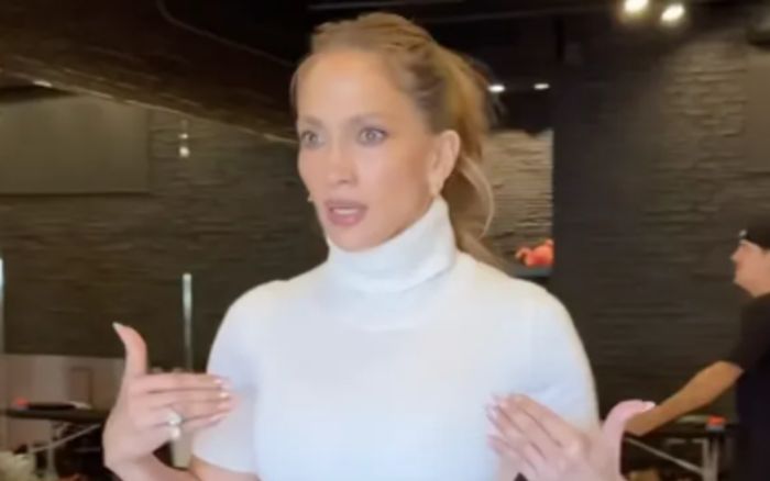 Jennifer Lopez hồi sinh xu hướng gây tranh cãi của thập niên 90