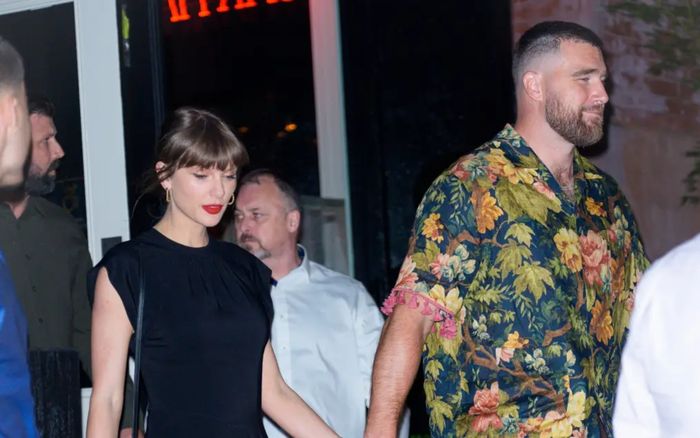 Taylor Swift diện váy đen đơn giản khi hẹn hò với vị hôn phu Travis Kelce