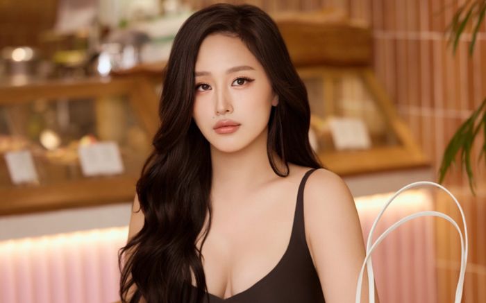 Mai Phương Thúy diện áo trễ nải khoe visual mặn mà ở tuổi U40