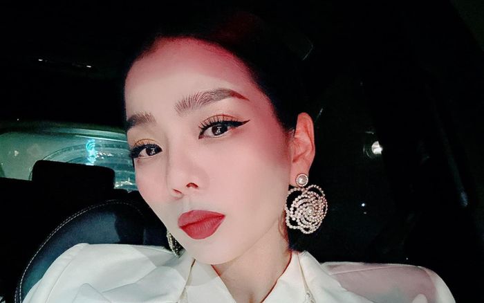 Khán giả 'bao vây' ca sĩ Lệ Quyên