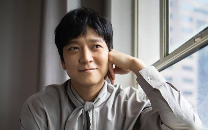 Kang Dong Won gây sốt với tóc dài, hé lộ siết cân vì phim mới
