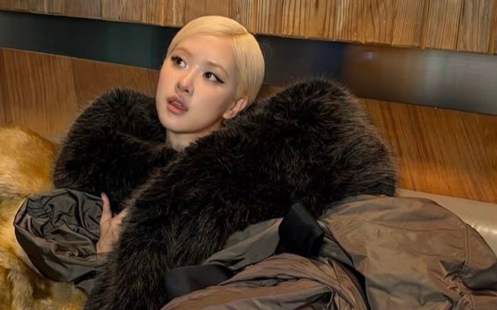 Rosé (BLACKPINK) khoe vẻ ngoài quyến rũ khiến dân tình trầm trồ