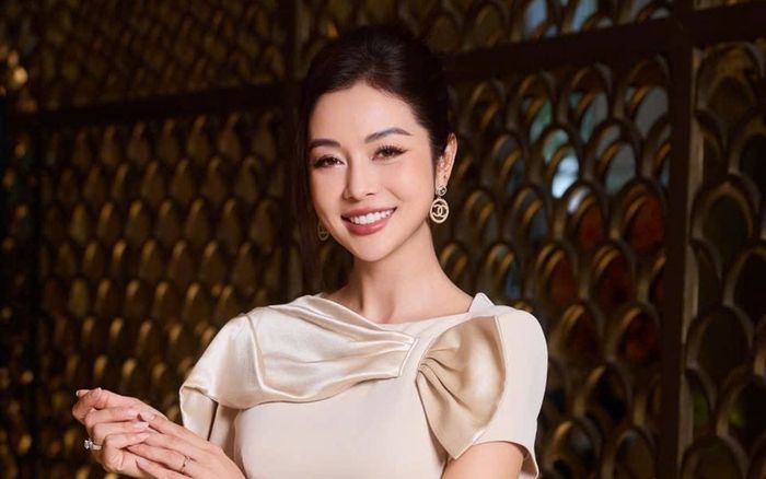 Hoa hậu Jennifer Phạm 'hẹn hò cùng tình yêu' ở tuổi 41