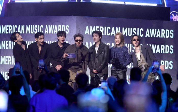 BTS trở lại American Music Awards sau 4 năm, giành chiến thắng khiến cả sân khấu vỡ òa