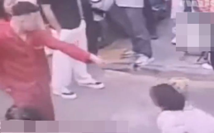 Nữ sinh bị người lạ đánh giữa đường vì hỗn hào với cha, sự việc gây tranh cãi