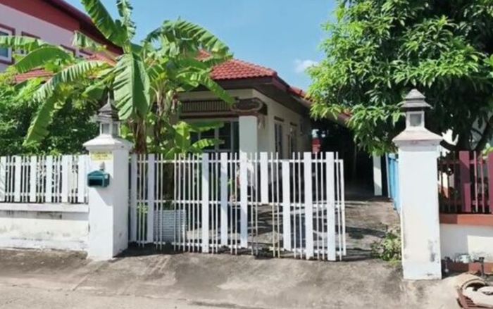 Nhà hàng xóm bốc mùi hôi nồng nặc, người dân bàng hoàng khi nhìn qua cửa sổ