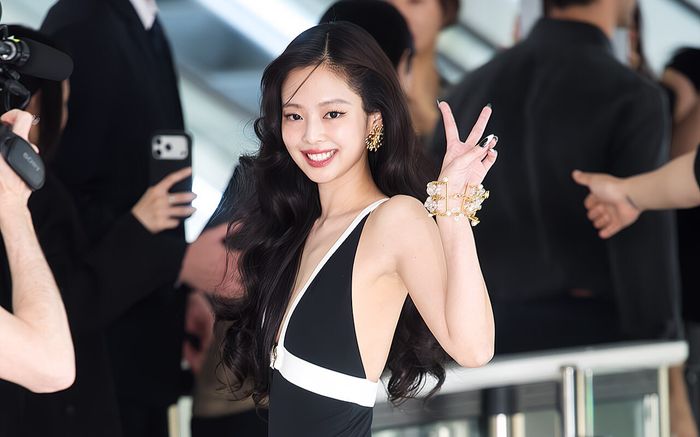 Jennie (BLACKPINK) chiếm trọn spotlight với outfit xẻ ngực táo bạo
