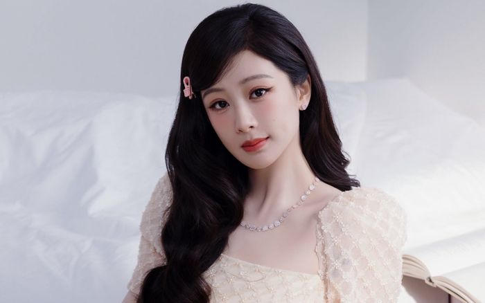 Dương Tử tung ảnh hậu trường 'dìm' nhan sắc thật