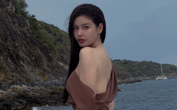 'Mẹ một con' Trương Quỳnh Anh e ấp diện váy xẻ tà gợi cảm tột độ