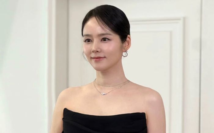 Nữ diễn viên Han Ga In diện váy hở bạo, khoe vẻ đẹp không tuổi