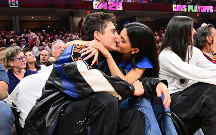 Người mẫu Kylie Jenner và Timothée Chalamet diện đồ đôi, 'khoá môi' ngọt ngào giữa chốn đông người