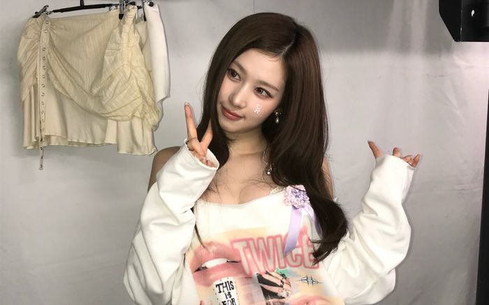 Vẻ ngoài 'đốn tim' của Sana (TWICE)