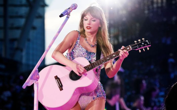 Taylor Swift tặng đàn guitar cho fan nhí sau đoạn video triệu view gây xúc động
