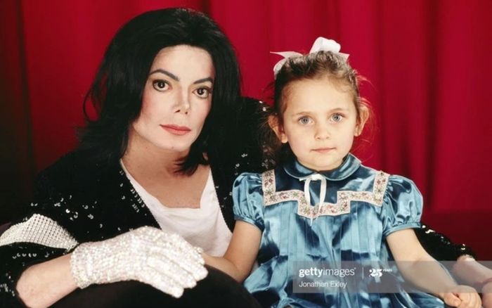 Paris Jackson lần đầu nói rõ về mối quan hệ với cha: 'Tôi không nợ ai việc phải chia sẻ'