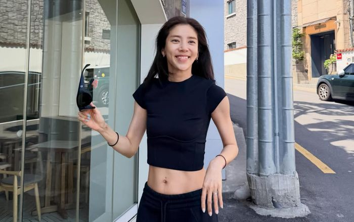 Son Dam Bi khoe cơ bụng săn chắc sau sinh, được ví như Kendall Jenner