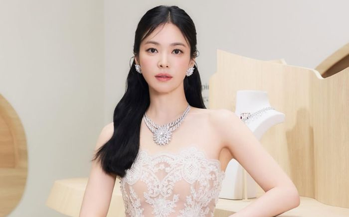 'Chị đẹp' Song Hye Kyo hiếm hoi diện váy xuyên thấu hở bạo