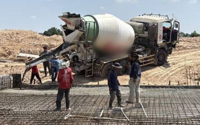 Vật thể lạ rơi ra từ xe trộn bê tông, thợ hồ hoảng loạn bỏ chạy